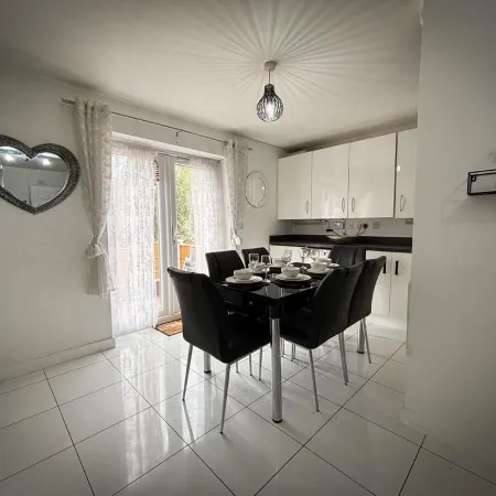 Spacious Modern Townhouse, Discounts on long stays!