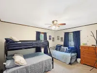 White Pines Cabin: Ideal Location for Family, Fishing & Fun~Inc. 12 Boats+Motor! - Wi-Fi