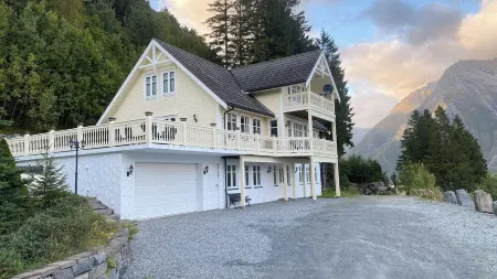 Spectacular Norwegian Fjord with unbeatable view, sauna and hot tub