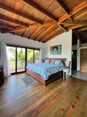 Kathathu del Mar: oceanfront 2 bedroom house with AC, WiFi, hot tub and pool.