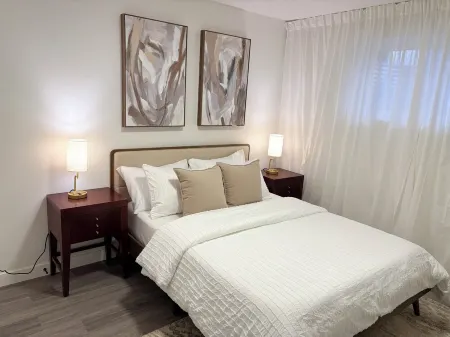 Coziest & Modern Basement Retreat East of Calgary Отели в г. Честермир