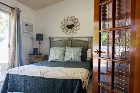 Located on Paradise Island, Bahamas, close to the Atlantis Resort and beach. Отели рядом с достопримечательностью «Каббедж Бич»