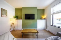 Beautiful 2 Bedroom Family Home in Atherton, Free parking Hotels in Wigan