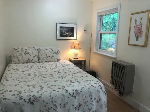 Camden 2 BR 1 BA, 1.4 miles from camden center. Stars and peepers and fireflies!