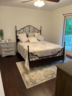 Charming 3-bedroom farmhouse with Pool &Hot Tub in Asheville Fletcher area