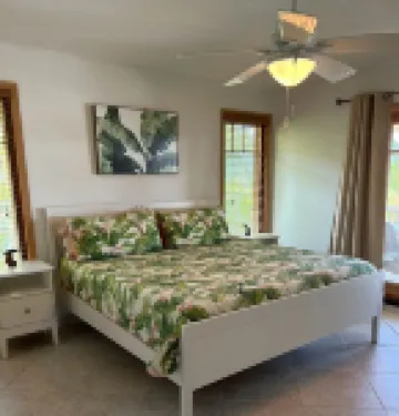 3-bedroom on water. Cable, WiFi, AC, Hot tub, Dock. Feb & March 2026 Available!!