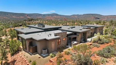 Magnificent New Construction with 360 Views Surrounded by Sedona National Forest Отели рядом с достопримечательностью «Катедрал Рок»