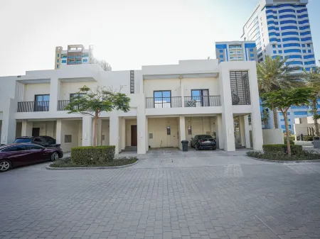 Charming 2-bedroom villa with WiFi & resort amenities Отели рядом с достопримечательностью «Фуджайра Исторический Форт»