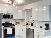 Charming Full Modern Home+Free Parking+Fast Wi-Fi & Centrally located Hotels in Rich Township