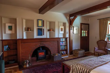 Pointers Villa with views of the vineyards, ocean and breathtaking sunrises.