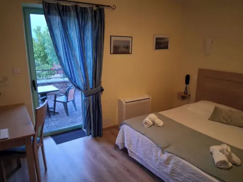 Logis hôtel l'Instant Mont le Viaur فنادق في Laparrouquial