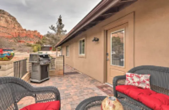 Walk to Trails! Sedona Casita w/ Fire Pit & Views