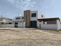 Casa com 3 Quartos e Piscina a 5 Minutos da Praia da Mareta