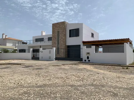 Casa com 3 Quartos e Piscina a 5 Minutos da Praia da Mareta