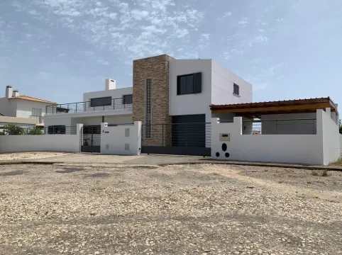Casa com 3 Quartos e Piscina a 5 Minutos da Praia da Mareta