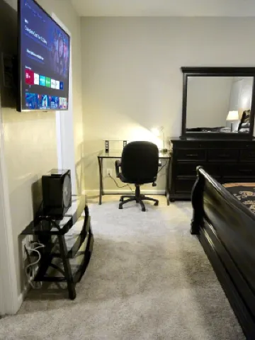 GORGEOUS 1 BEDROOM WITH FREE WIFI & STREET PARKING