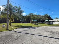 Charming 2-bedroom condo in Freeport with WiFi, AC. Steps to Coral Beach