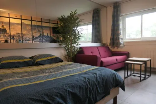 Studio 318 Industriel de 22m² + Parking Sécurisé Hotels in Carquefou