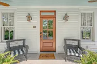 Charming cottage in historic Summerville 1 king, 1 set bunk beds, heated pool