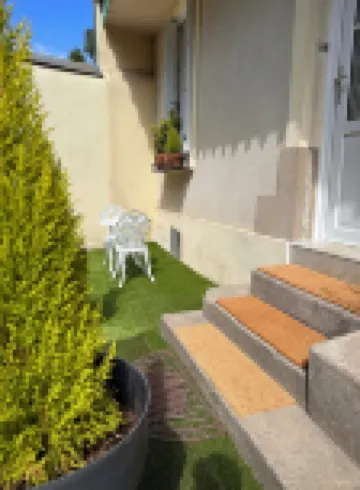 Charming studio with terrace and parking - close to downtown