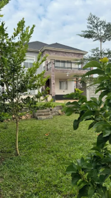 Brand new 4-bedroom Villa, with balcony overlooking Lake Victoria Hotels in 