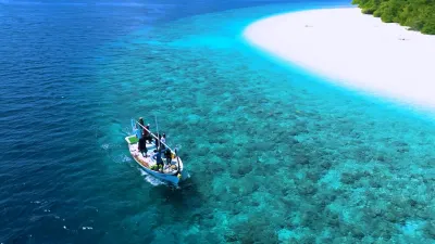 5 bedroom hotel on Kendhoo Island, with AC, Wi-Fi, and peaceful surroundings. Hotels in 