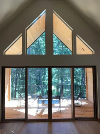 Cozy 2-bedroom cabin in charming Ronald with WiFi, AC