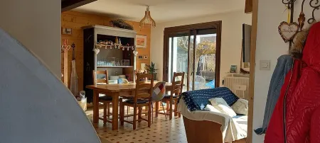 Charming, quiet, ecologically renovated town house with small garden Отели в г. Крест