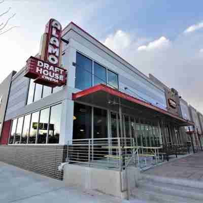 Cozy 1-bedroom apartment in fantastic Denver with WiFi, AC, Laundry and more! Hotel Exterior