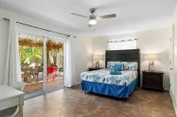 The Tiki House! Heated Pool, Close to the Beach! - Kylpyammeita