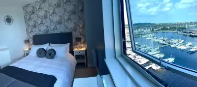 Luxury 8th Floor Apartment Overlooking Marina and River Hotels near The Dockyard Railway