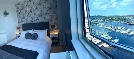 Luxury 8th Floor Apartment Overlooking Marina and River