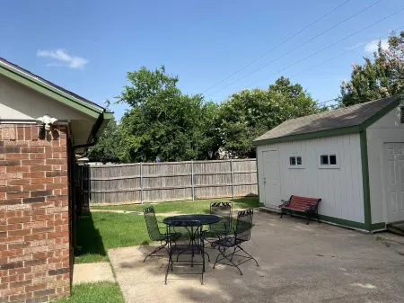 Pet Friendly, Stylishly Updated 3BR in DFW