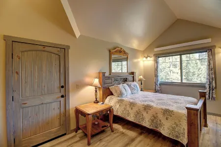 Modern 2-BR with WiFi. TV & AC - Spacious & sunny, convenient country setting