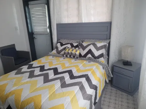 Charming 1 bedroom studio with WiFi, AC in peaceful St. Johns. We have 2 x 1 bed