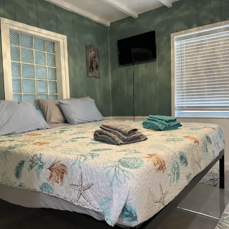 Cozy 2-BR 2-BA bungalow near beaches and  7-Mile Bridge - Pet Friendly!