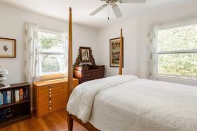 Peaceful, charming, cottage in wine country. Beautiful yard!