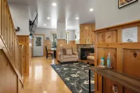 Lakeside Haven, a cozy and relaxing home that sleeps 24 with pool/hottub access!