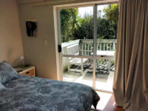 Two minutes from famous Raglan surf beaches. Access to bush track. Dogs welcome.