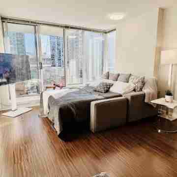 Downtown Vancouver, 1 Bd room and den, pool, gym, free parking, skytrain, view Rooms