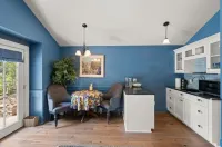 The Monarch - charming cottage in prime downtown Jacksonville w/AC + luxury bath