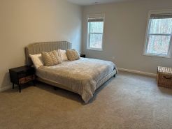 Lovely 4-bedroom home on a hill in Wake-Forest, With WiFi & air conditioning.