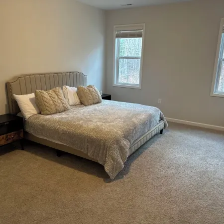 Lovely 4-bedroom home on a hill in Wake-Forest, With WiFi & air conditioning.