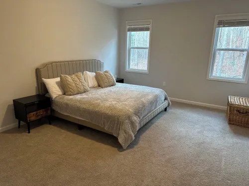 Lovely 4-bedroom home on a hill in Wake-Forest, With WiFi & air conditioning.