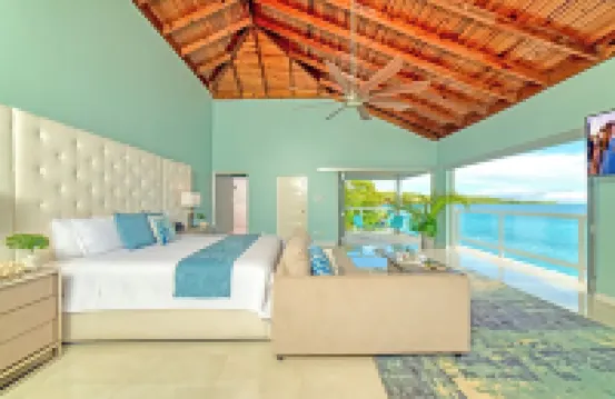 Spacious 5-bedroom villa w/ Private Beach Access 1 minute away in, St. Ann