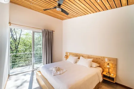 3BR/2Bath Spacious Villa in Town w/ Pool & Jacuzzi