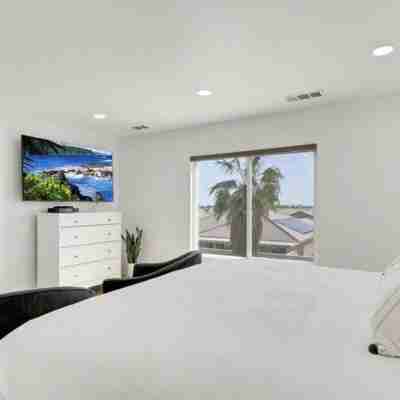 Palm Delight: Spacious 5-bedroom house with WiFi, EV charger in enjoyable Indio Rooms
