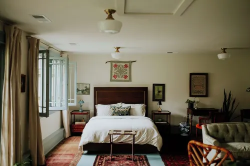 Charming midtown cottage with central air and driveway parking, great location