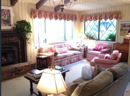 Carmel charmer!! Short, 10 min. walk to town center. Close to trail to Mission.