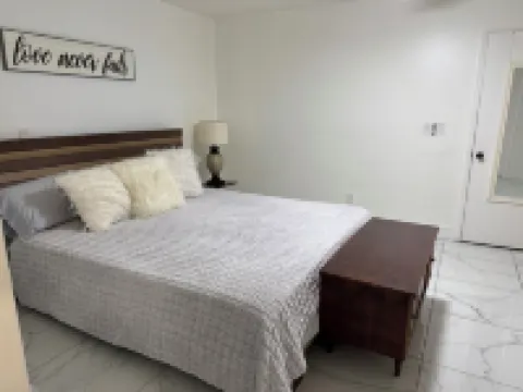 Charming 1-bedroom apartment with WiFi, AC in delightful Venice